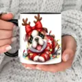 Gros plan d'une tasse en céramique avec un mignon bouledogue de Noël avec des bois et pull. - Style 9