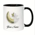 Detailansicht der weißen Keramiktasse mit schwarzem Henkel und individuellem Mondstern-Druck. - 301-400ml / Stil 2