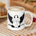 Tazza da caffè in ceramica bianca con dettaglio di illustrazione artistica per ufficio. - 301-400ml / 1