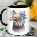 Nahaufnahme der Keramiktasse mit Detailansicht der niedlichen Aquarell-Graukatze und Blumenkrone. - 301-400ml / Stil 1