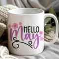Vista di dettaglio di una tazza in ceramica bianca con stampa floreale hello may. - 301-400ml / 7