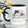 Primer plano detallado de la taza de cerámica con cita literaria y gráfico de libros antiguos. - Estilo 5