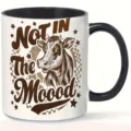 Keramik Kaffeetasse mit witzigem Kuh-Motiv und Spruch, schwarzer Henkel, ideal für Büro und Alltag. - 301-400ml / Lustige Kuh