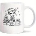 Detailansicht einer weißen Keramiktasse mit süßer Weihnachts-Giraffen-Illustration. - Stil 6