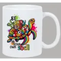Detailansicht der weißen Keramik-Kaffeetasse mit buntem Cartoon-Schildkröten-Muster. - Stil 8