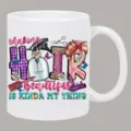 Witte keramische koffiemok met stijlvolle kapper grafische print voor kantoor en dagelijks gebruik. - 301-400ml / Kappers Thema
