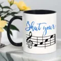 Primo piano dettagliato di una tazza da caffè in ceramica bianca con manico nero e design stampato. - 301-400ml / modello 3