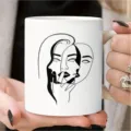Primo piano di una tazza in ceramica bianca con design artistico astratto e minimale del viso. - Stile Arte Lineare Viso Moderno