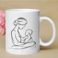 Tazza da caffè in ceramica bianca con dettaglio d'arte lineare di mamma e bambino ufficio. - Stile Arte Lineare Madre e Figlio