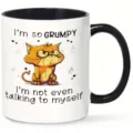 Vista dettagliata di una divertente tazza da caffè in ceramica con gatto e simpatica citazione. - 301-400ml / 8