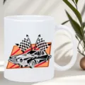 Klassische Auto Print Keramik Kaffeetasse, Detailaufnahme mit Rennflaggen Grafikmuster. - Rennwagen-Stil
