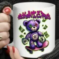 Detailansicht der individuell bedruckten Keramiktasse mit einem coolen gotischen Teddybären-Design. - 301-400ml / Skater Bär Stil