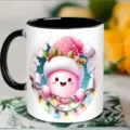 Keramische koffiemok met zwart handvat en een leuke feestelijke kerstkarakterprint. - Kerstmis