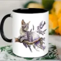 Taza de café de cerámica con asa negra y estampado de gato de acuarela y lavanda. - Gato y Lavanda