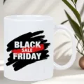 Weißer Keramik Kaffeebecher mit stilvollem Black Friday Design für Büro und Alltag. - Schwarzer Pinselstrich Stil