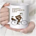 Weißer Keramik Kaffeebecher mit Vater Kind Fahrrad Illustration für Büro und Alltag. - Vatertag Stil