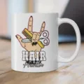 Nahaufnahme einer weissen Keramikkaffeetasse mit individuellem Friseur Grafikdesign. - 301-400ml / Friseur-Thema Stil