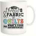 Weißer Keramik Kaffeetasse Detail mit kreativem Nähspruch Aufdruck und klassischem Henkel. - 301-400ml / Näh-Thema Stil
