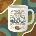 Nahaufnahme der weißen Keramik Kaffeetasse mit inspirierendem Reise Zitat Druck und Grafik. - 301-400ml / Outdoor Reise Stil