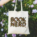 Gros plan d'un sac cabas en toile blanche avec un texte de nerd de livres et coeur arc-en-ciel. - 42cm*35cm / Style 2