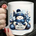 Detailansicht einer weißen Keramiktasse mit süßem blauem Weihnachtsschneemann-Motiv. - 301-400ml / Stil 2 (Weihnachtsschneemann)