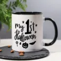 Primer plano de una taza de cerámica blanca con asa negra y diseño de Halloween. - 301-400ml / Primer Estilo de Halloween