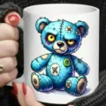 Detailaufnahme der weißen Keramik Kaffeetasse mit einzigartigem blauen Plüschbär Motiv Print. - 301-400ml / Stil 8 (Genähter Bär)