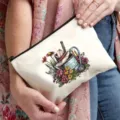 Primo piano dettagliato della trousse in tela con stampa floreale di giardinaggio e chiusura a zip. - Modello Floreale da Giardino