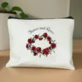 Comoda borsa per cosmetici bianca in tela con cerniera e bellissimo design di rose. - Modello Corona di Rose