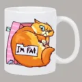 Nahaufnahme Detail der Keramik Kaffeetasse mit einem niedlichen lustigen dicken Katzenmotiv. - Dicker Orangener Katze Druck