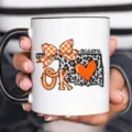 Keramische koffiemok met Oklahoma luipaardprint strik design voor kantoor en dagelijks gebruik. - Stijl 1