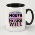 Primer plano de la taza de cerámica con frase divertida impresa y asa de color negro. - Estilo 6