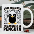 Gedetailleerd overzicht van witte keramische koffiekop met grappige wiskunde pinguïn print. - 301-400ml / Pinguïn Wiskunde Thema