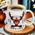 Detalle de taza de café de cerámica, primer plano de taza blanca de enfermera - 301-400ml / Enfermera de Navidad