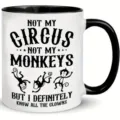 Détail en gros plan d'une tasse en céramique avec citation drôle et singes, anse noire. - 301-400ml / Style 1