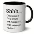 Detalle de taza de café de cerámica con texto personalizado, ideal para oficina y uso diario. - 301-400ml / Estilo 6
