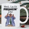 Nahaufnahme einer lustigen Keramiktasse mit Charakterillustration und Spruch für das Büro. - Comedy Cartoon