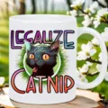 Vista detallada de la taza de café de cerámica blanca con diseño de gato y texto divertido. - Gato Divertido 2
