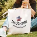 Borsa tote in tela bianca casual con stampa di stella e lettere per l'uso quotidiano ideale. - 42cm*35cm / Stile patriottico con bandiera americana