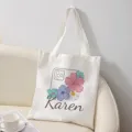 Vista dettagliata della borsa tote in tela bianca casual con stampa floreale e nome personalizzati. - 42cm*35cm / Stile con nome floreale della cornice del telefono