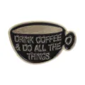 Retro koffiekopje metalen broche pin, zwart en goud emaille koffie thema badge accessoire. - Koffiekop / Zwart & Goud