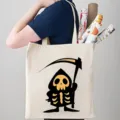 Nahaufnahme einer cremefarbenen Leinentasche mit niedlichem Cartoon-Sensenmann-Druck. - 42cm*35cm / Sensenmann Druck