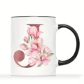 Detailansicht der personalisierten Keramik Tasse mit elegantem Blumen Monogramm und Buchstabe J. - Buchstabe J