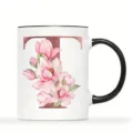 Personalisierte Tasse mit Buchstabe T und rosafarbenem Magnolienblütenmotiv, weiße Keramik. - Buchstabe T