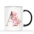 Detailansicht der stilvollen Keramiktasse mit elegantem Blumen Monogramm Design. - Buchstabe A