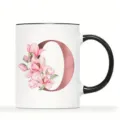 Personalisierte Keramiktasse mit Roségold Buchstabe O und rosa Blumen für Büro und Zuhause. - Buchstabe O