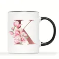 Nahaufnahme Detail der personalisierten Keramik Tasse mit rosa Blumen Monogramm K. - Buchstabe K