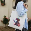 Vista dettagliata dell'elegante borsa shopper in tela bianca con un grafico di drago unico. - 42cm*35cm / Drago Mecha