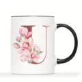 Detailansicht der Keramiktasse mit rosa Magnolienblüten und roségoldenem Buchstaben U. - Buchstabe U