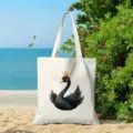 Detailaufnahme einer lässigen weißen Stofftasche mit niedlichem gekröntem schwarzem Schwan. - Schwarzer Schwan Illustrationsstil